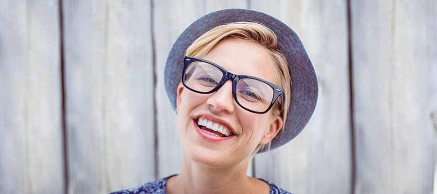 Bifokalbrillen kombinieren den Effekt einer Lesebrille mit dem einer Einstärkenbrille. Die zwei Sichtbereiche ermöglichen ein scharfes Sehen.