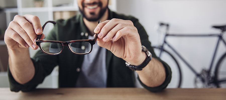 Bei Winkelfehlsichtigkeit hilft eine Prismenbrille. Prismenbrille ja oder nein, Prismenbrille Kosten, Prismenbrille Kinder