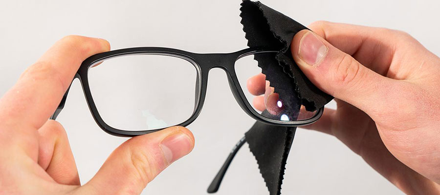 Brille putzen und Brille reinigen leicht gemacht! Eine einfache und ausfürhliche Anleitung für die Brillenreinigung findest Du hier! 