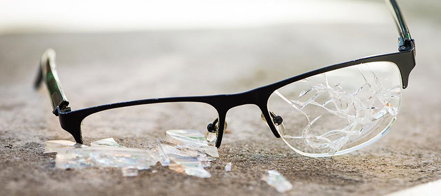 Wenn die teure Brille herunterfällt und die Gläser zerspringen, entstehen meist hohe Reparaturkosten. Brillenversicherung, Brillenversicherung Vergleich, Fielmann Brillenversicherung, Brillenversicherung Verlust, Brillenversicherung Kind