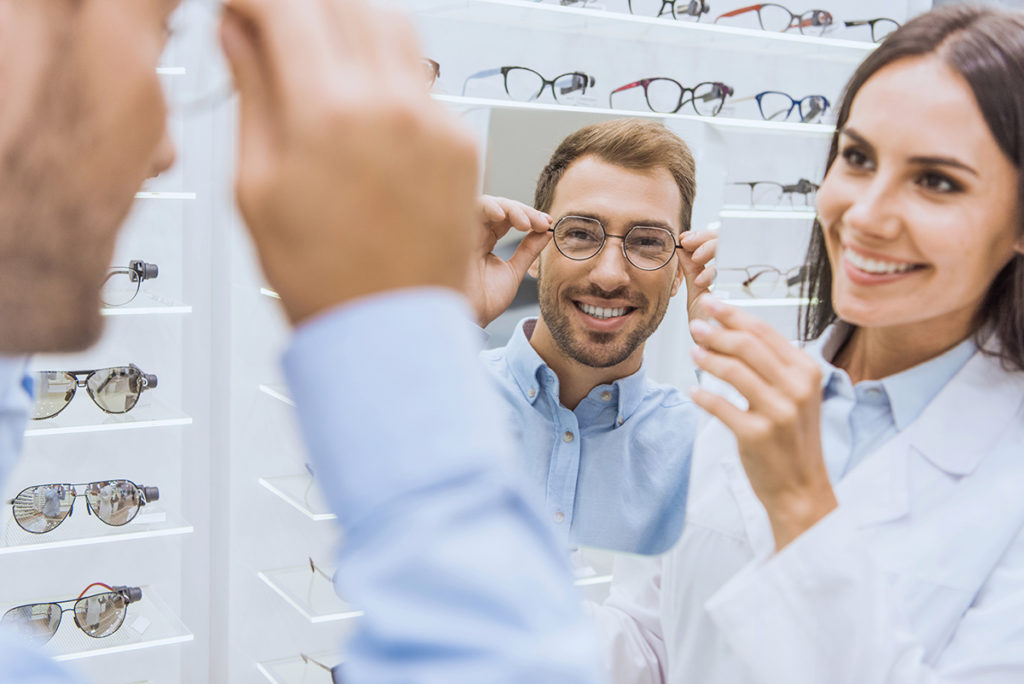 Augenarzt, Optiker oder Optometrist - wenn es um die Augen geht, gibt es verschiedene Anlaufstellen, die mit Rat und Tat zur Seite stehen.