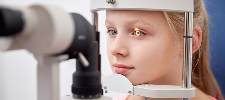 Mit Hilfe der Spaltlampe kann der Arzt mikroskopisch kleine Veränderungen am Auge erkennen. Eine Spaltlampenuntersuchung (Spaltlampenmikroskopie) genannt
